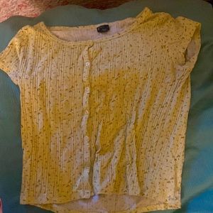 Cute yellow button shirt!